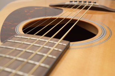 Akustik gitar tellerinin yakın çekimi
