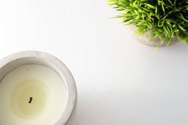 Taş mum tutacağı ve sahte ot saksısı.