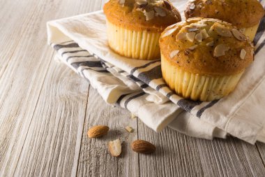 badem Haşhaşlı muffins