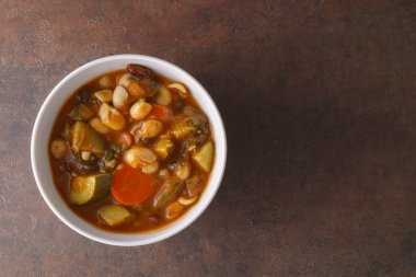 Bir kase tıknaz sebze çorbası.