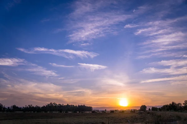 Ein Sonnenuntergang Über Dem Bauernhof — Stockfoto