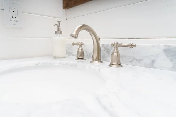 Ein Wasserhahn Badezimmer — Stockfoto