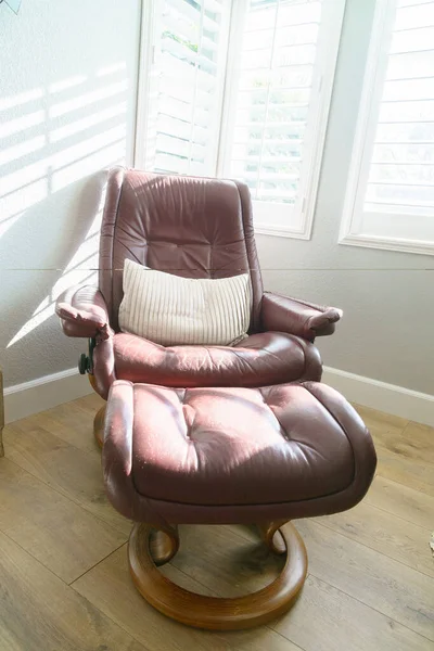 Mid Century Modern Leather Chair Window — Stock Photo, Image