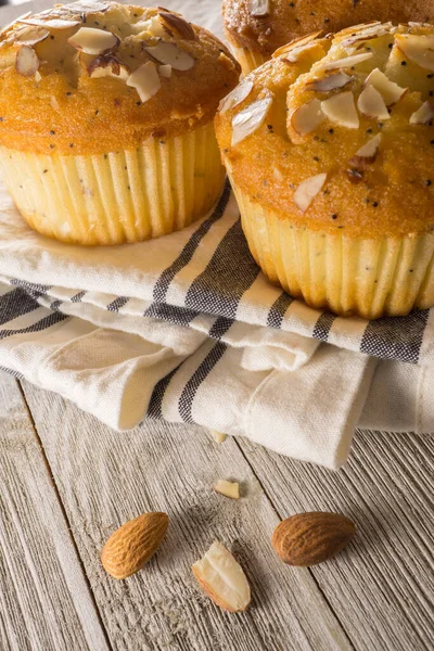 Badem Haşhaşlı Muffins — Stok fotoğraf