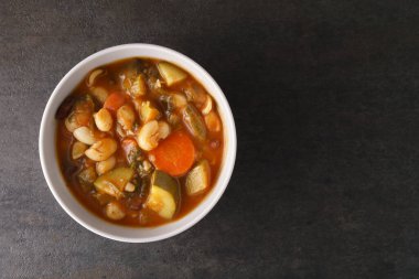 Bir kase tıknaz sebze çorbası.