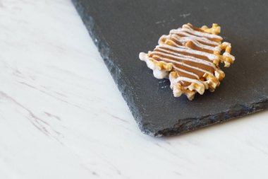 Carmel beyaz çikolata çiselemesi kaplı krakerler 