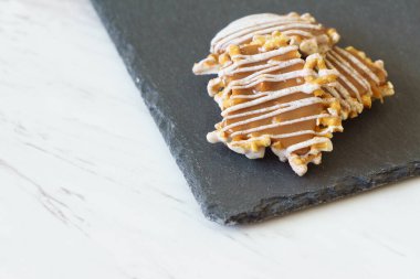 Carmel beyaz çikolata çiselemesi kaplı krakerler 