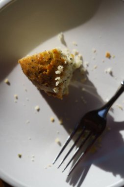 Tabakta haşhaşlı kek.