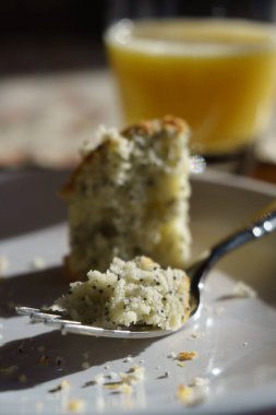 Tabakta haşhaşlı kek.