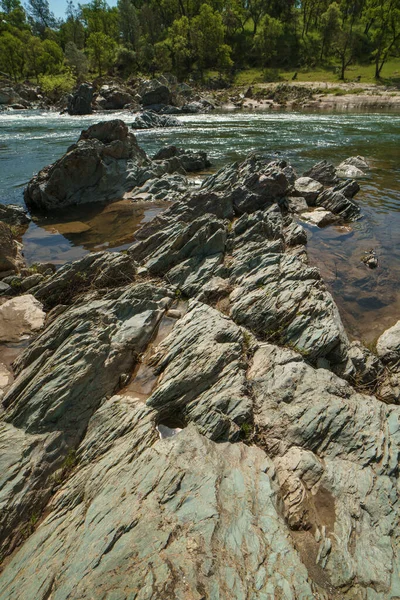 Массивные Зеленые Гранитные Скальные Образования Ведущие Поток — стоковое фото