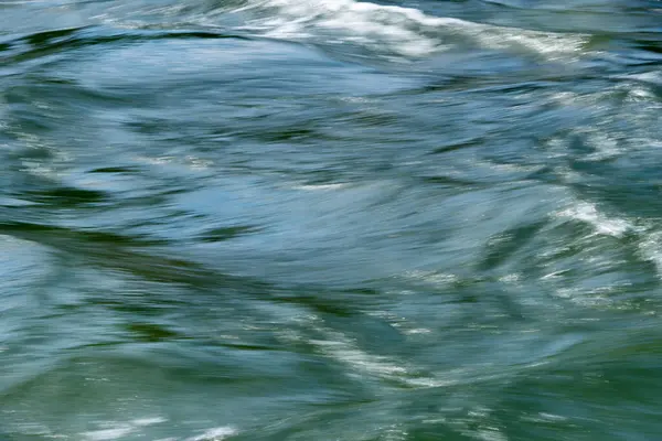 緑の川の水の流れ — ストック写真