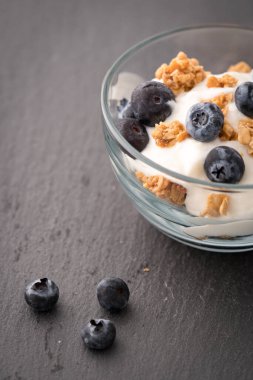 Bir kase yaban mersinli yoğurt.