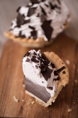 Küçük bir çikolatalı pasta dilimi.