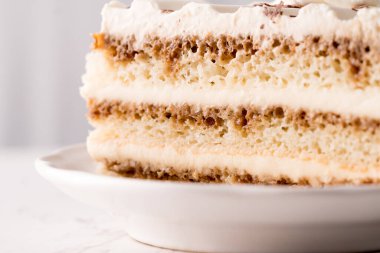 Beyaz kremalı tiramisu keki dilimi