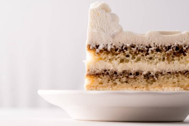 Beyaz kremalı tiramisu keki dilimi