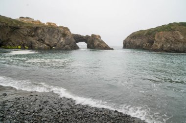 Kayalıklarla ve adalarla okyanus körfezi manzarası