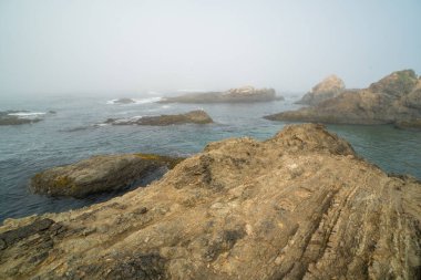 Okyanustaki kayalık ve kaya adaları