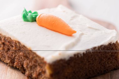 Havuçlu kek dilimi ve kremalı havuç.