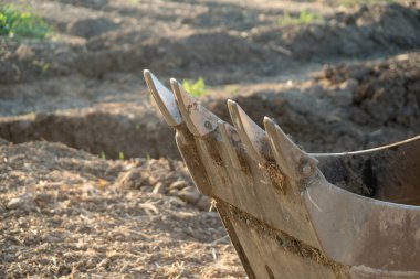 Kirli kazıcı kovası diş kazıyor