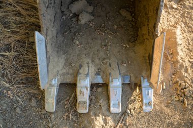 Büyük bir kazı kovası.