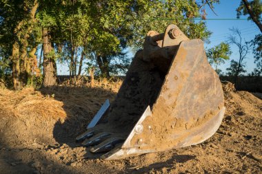 Büyük bir kazı kovası.