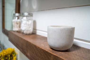 Kırsal bir çiftlik evinin banyo rafında küçük çimento kabı..