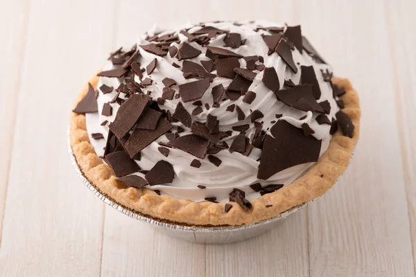 Çikolata parçacıklı kremalı turta.