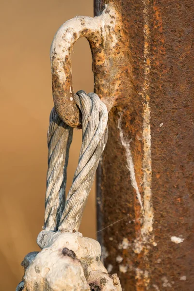 Rostiger Rohrhaken Und Kabel — Stockfoto