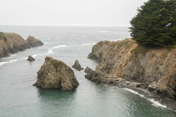 Kayalıklarla Adalarla Okyanus Körfezi Manzarası — Stok fotoğraf