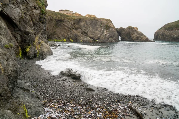 Kayalıklarla Adalarla Okyanus Körfezi Manzarası — Stok fotoğraf