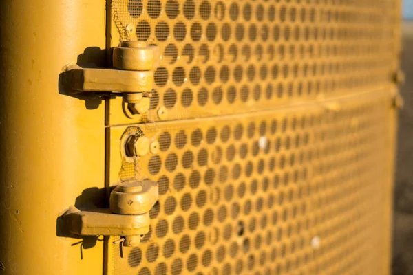 Κίτρινο Οθόνη Σχάρα Πόρτα Ελκυστήρα — Φωτογραφία Αρχείου