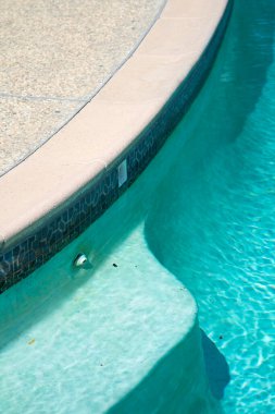 Modası geçmiş tasarımı olan temiz havuz.