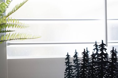 Plastik yüz dekoratif eğrelti otu pencere kenarındaki yeşil ev dekorasyonu