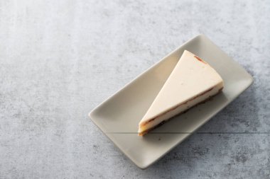 Bir dilim New York peynirli keki.