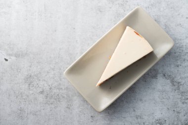 Bir dilim New York peynirli keki.