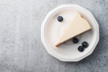 Bir dilim New York peynirli keki.