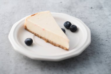 Bir dilim New York peynirli keki.