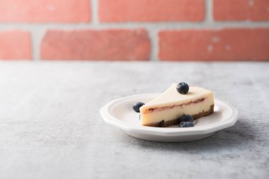 Bir dilim New York peynirli keki.