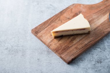 Bir dilim New York peynirli keki.