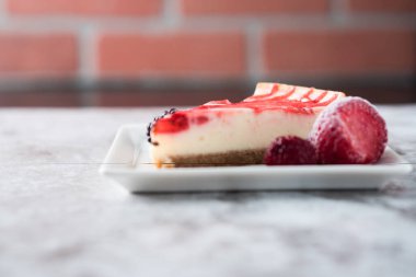 Böğürtlenli, ahududulu, peynirli kek.