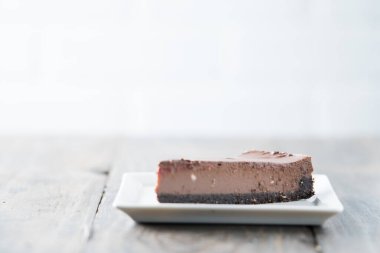 Çikolatalı peynirli kek dilimi. 