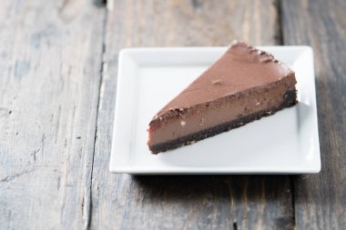 Çikolatalı peynirli kek dilimi. 