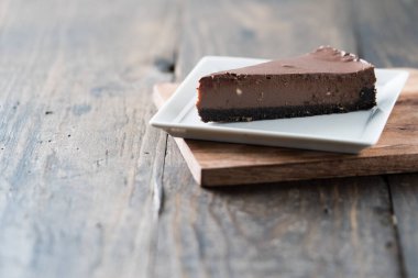 Bir dilim saf çikolatalı kek.  