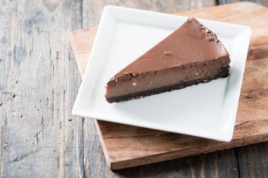 Bir dilim saf çikolatalı kek.  