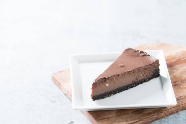 Bir dilim saf çikolatalı kek.  