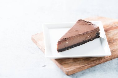 Bir dilim saf çikolatalı kek.  