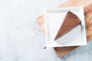 Bir dilim saf çikolatalı kek.  