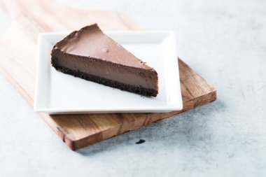 Bir dilim saf çikolatalı kek.  