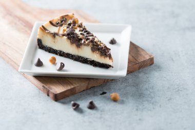 Bir dilim çikolata ve karamela girdap peynirli kek. 