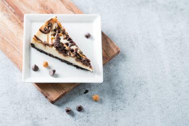 Bir dilim çikolata ve karamela girdap peynirli kek. 